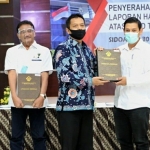 Wali Kota Kediri Abdullah Abu Bakar didampingi Ketua DPRD Kota Kediri Gus Sunoto saat menerima penghargaan dari Kepala Perwakilan BPK Jawa Timur, Joko Agus Setyono. foto: ist.