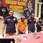 Pelaku berikut barang bukti saat dirilis di Mapolresta Sidoarjo.