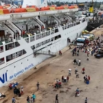 Suasana naik-turun penumpang kapal.