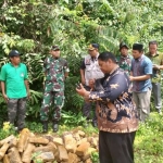 Kegiatan survei sejumlah lokasi titik mata air yang dilakukan  Dandim 0827/Sumenep, Letkol Inf Yoyok Wahyudi