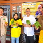 Anggota DPRD Kota Malang Djoko Prihatin menunjukkan minyak baru dan sayuran yang bisa didapatkan warga dengan hanya menukarkan minyak jelantah.