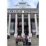 Penyelenggara Pilwali Probolinggo saat foto bersama di gedung MK.