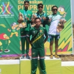 Dhaffa Dzaky Muhammadillah, Atlet Sepatu Roda Bangkalan saat menerima perolehan medali merak di ajang Porprov Jatim.