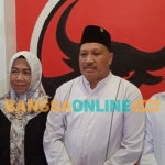 Dari kanan, Sekretaris DPC PDIP Gresik Noto Utomo, Ketua DPC Mujid Riduan, dan Bendahara Siti Muafiyah dalam sebuah acara, beberapa waktu lalu. Foto: SYUHUD/ BANGSAONLINE