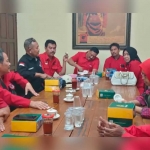 Ketua DPC PDIP Gresik Mujid Riduan bersama jajaran pengurus saat rapat konsolidasi. Foto: Ist.