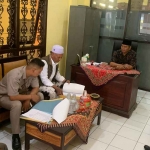 Petugas dari Kantah Kabupaten Pasuruan saat melaksanakan pemberkasan sertipikasi tanah wakaf.