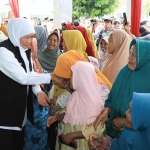Gubernur Khofifah saat menyapa masyarakat di Pintu Air Kuro, Kecamatan Karangbinangun, Lamongan.