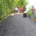 Pekerjaan pengerasan jalan yang bersumber dari Dana Desa (DD) TA 2020 di Desa Kalimook.
