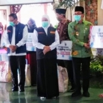 Gubernur Jawa Timur Khofifah Indar Parawansa bersama Bupati Pamekasan Baddrut Tamam memberikan bantuan di Mandhapa Agung Ronggosukowati.