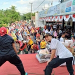 Ribuan orang saat mengikuti senam Kabeh Sedulur Kabeh makmur. foto: HERMAN S/ BANGSAONLINE