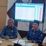 Kepala Dispendik Gresik (dua dari kanan), didampingi jajaran pejabat dalam OPD terkait ketika memberikan penjelasan soal video viral SPMB jalur prestasi.