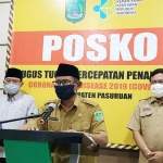 Juru Bicara Percepatan Penanganan Covid-19 Kabupaten Pasuruan, Anang Saiful Wijaya saat menyampaikan rilis pers.