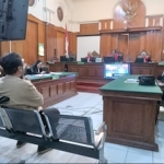 Sidang sengketa jual beli rumah dengan terdakwa Johan Gotama di ruang Cakra Pengadilan Negeri Surabaya