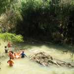 Evakuasi mayat tanpa identitas di sungai Betek, Mojoagung. foto: RONY S/ BANGSAONLINE