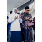 Gubernur Jawa Timur Khofifah Indar Parawansa, didampingi  Wakil Bupati Gresik Asluchul Alif berdoa di makam Naufal. FOTO: ist.
