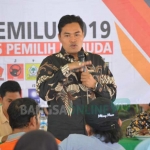 Divisi SDM & Parmas KPU Gresik, Makmun, saat menyosialisasikan Pemilu 2019. foto: SYUHUD/ BANGSAONLINE