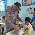 Ketua DPRD Kabupaten Ngawi Yuwono Kartiko saat meninjau program MBG.