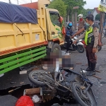 Korban pengendara motor tewas di lokasi dengan kondisi mengenaskan. Tampak motornya sudah tak berbentuk.