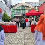 TNI dan Polri dari Kodim 0808 Blitar dan Polres Blitar Kota mengunjungi tempat isolasi Pondok Pesantren Nurul Ulum Kota Blitar. (foto: ist)
