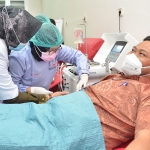 Gus Yani saat proses pengambilan darah plasma konvalesen.