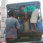 Pedagang bensin eceran saat mengulak BBK di sebuah SPBU di Pacitan.