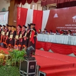 Rektor UISI memberikan penghargaan mahasiswa berprestasi. foto: SYUHUD/ BANGSAONLINE