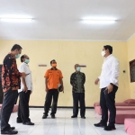 Wali Kota Kediri, Abdullah Abu Bakar (paling kanan) saat meninjau ruang observasi di Gedung Poltek 1 Kota Kediri, Kamis (2/4).