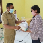 Plt. Kepala Pelaksana BPBD Kabupaten Kediri Slamet Turmudi  sedang menyerahkan bantuan kepada salah satu warga.