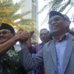 Prof. Budi Santoso menjabat tangan Rektor Unair, Prof. Mohammad Nasih usai diangkat kembali menjadi Dekan FK Unair