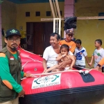 Tim NU Care-Lazisnu saat evaluasi korban banjir di Dusun Karangasem, Desa Karangsemanding, Kecamatan Balongpanggang, Gresik. Foto: Ist