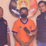 Tersangka pencurian handphone asal Sidoarjo saat ditangkap oleh anggota Polsek Genteng.