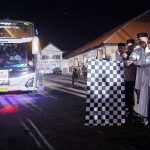 Wali Kota Pasuruan Adi Wibowo saat memberangkatan rombongan JCH kloter 90 dari Halaman Gedung Gradika Kota Pasuruan.