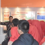 Komisioner KPU Gresik Divisi SDM & Parmas, Makmun saat memberikan pemaparan kepada siswa-siswi SMK Nurul Islam. foto: ist.