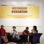 Dari kiri: Direktur Riset Polmark Indonesia Eko Bambang Subiantoro, Pengamat Sosial Politik Unair Novri Susan dan Pengamat Politik Unair Kacung Maridjan. Foto: Yudi A/BANGSAONLINE