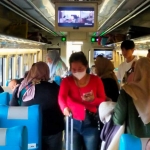 Suasana penumpang kereta api saat libur Nataru 2025/2026.