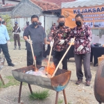 Pemusnahan barang bukti rokok ilegal oleh Kejari Ngawi