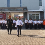 Vice Presiden PT KAI Daop 7 Madiun, Mulyani, saat memeriksa pasukan. Foto: Dok. PT KAI Daop 7 Madiun.