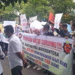 Demo para pekerja PT PT. Karya Mitra Budi Sentosa di gedung DPRD Kabupaten Ngawi, Rabu (16/11/2022)