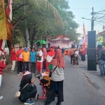 Suasana jalan sehat HUT ke-10 BANGSAONLINE.com di Jalan Cipta Menanggal Utara.