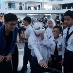 Siswa peserta ATID 2025 mencoba karya inovasi Virtual Reality (VR) yang ditampilkan dalam pameran inovasi kecerdasan artifisial di Grha Sepuluh Nopember ITS. (Ist)