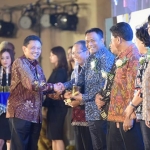 Kepala Dinas Pendidikan (Dispendik) Supomo saat menerima penghargaan dalam acara Anugerah Kihajar di Jakarta, Kamis (14/11) malam. foto: ist.