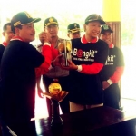 Bupati Pasuruan saat berpose dengan Kepala BLH sambil memamerkan piala Adipura.