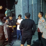 Petugas saat melakukan penggerebekan terhadap para pelaku tindak asusila sesama jenis atau gay di Surabaya.
