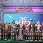 Wabup Gresik Aminatun Habibah bersama para peraih juara MTQ XXX tahun 2022, di Sangkapura, Pulau Bawean. foto: SYUHUD/ BANGSAONLINE.com