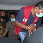 Mantan Kepala Desa Kemantren saat masuk ke mobil Kejaksaan Negeri Sidoarjo. (foto: ist)