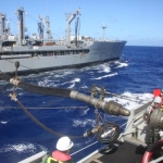 Kapal USNS yang bertype Replenishment Oiler saat melakukan pengisian bahan bakar ke KRI REM – 331.