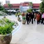 Wali Kota Risma saat mengajak rombongan berjalan-jalan di Taman Surya. Tampak rombongan menikmati taman yang ada di depan gedung pemerintahan Kota Surabaya tersebut. foto: ist