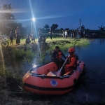 Petugas BPBD saat melakukan pencarian korban tenggelam. Foto: Ist.