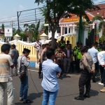 Aksi sejumlah warga saat menyampaikan aspirasi di depan kantor Kejari Bangkalan.
