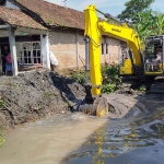 Proses normalisasi sungai di Dusun Jetak, Desa Sidokerto, Kecamatan Mojowarno, Jombang.